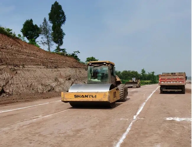 苏尼特右道路施工